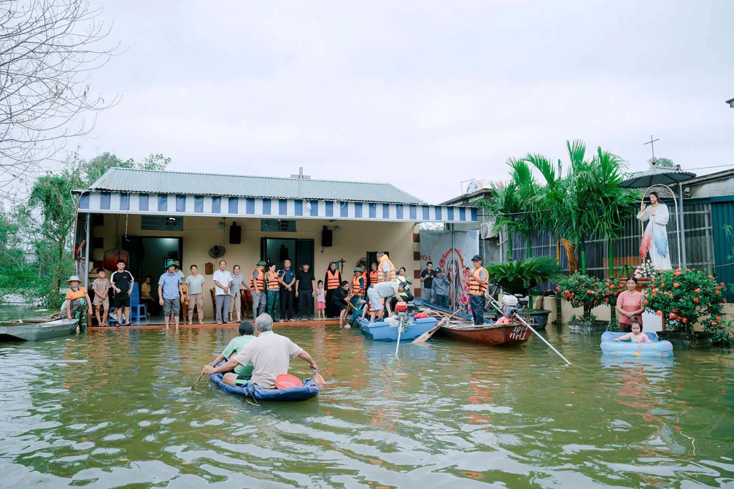 Đức Tổng Giám mục Giu-se Vũ Văn Thiên thăm và sẻ chia cùng người dân vùng lũ